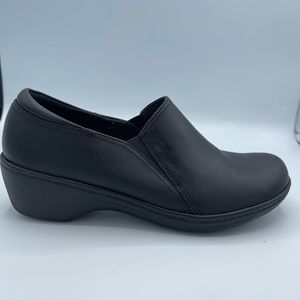 Clarks black leather shoes slip resistant women size 8.5M
